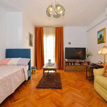 Cozy And Smart With Balcony Apartmán
