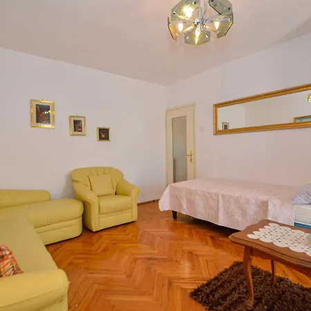 Cozy And Smart With Balcony