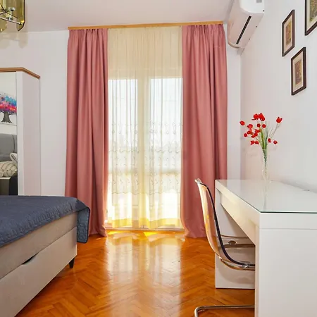 Apartmán Cozy And Smart With Balcony *