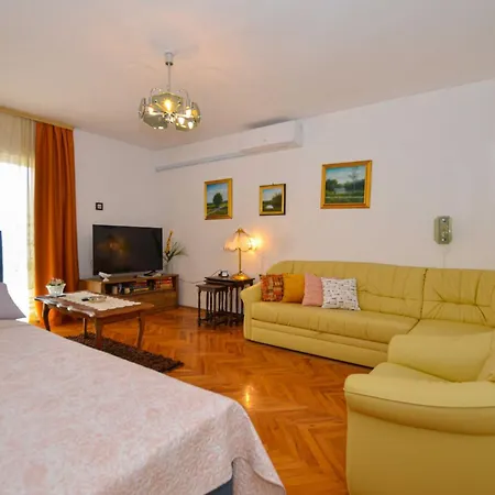 דירה Cozy And Smart With Balcony רוביני