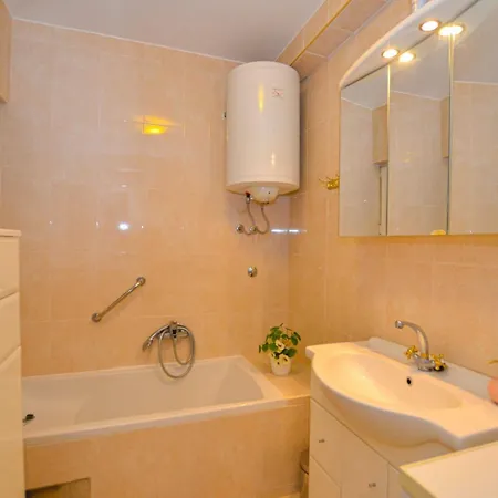 Cozy And Smart With Balcony * רוביני